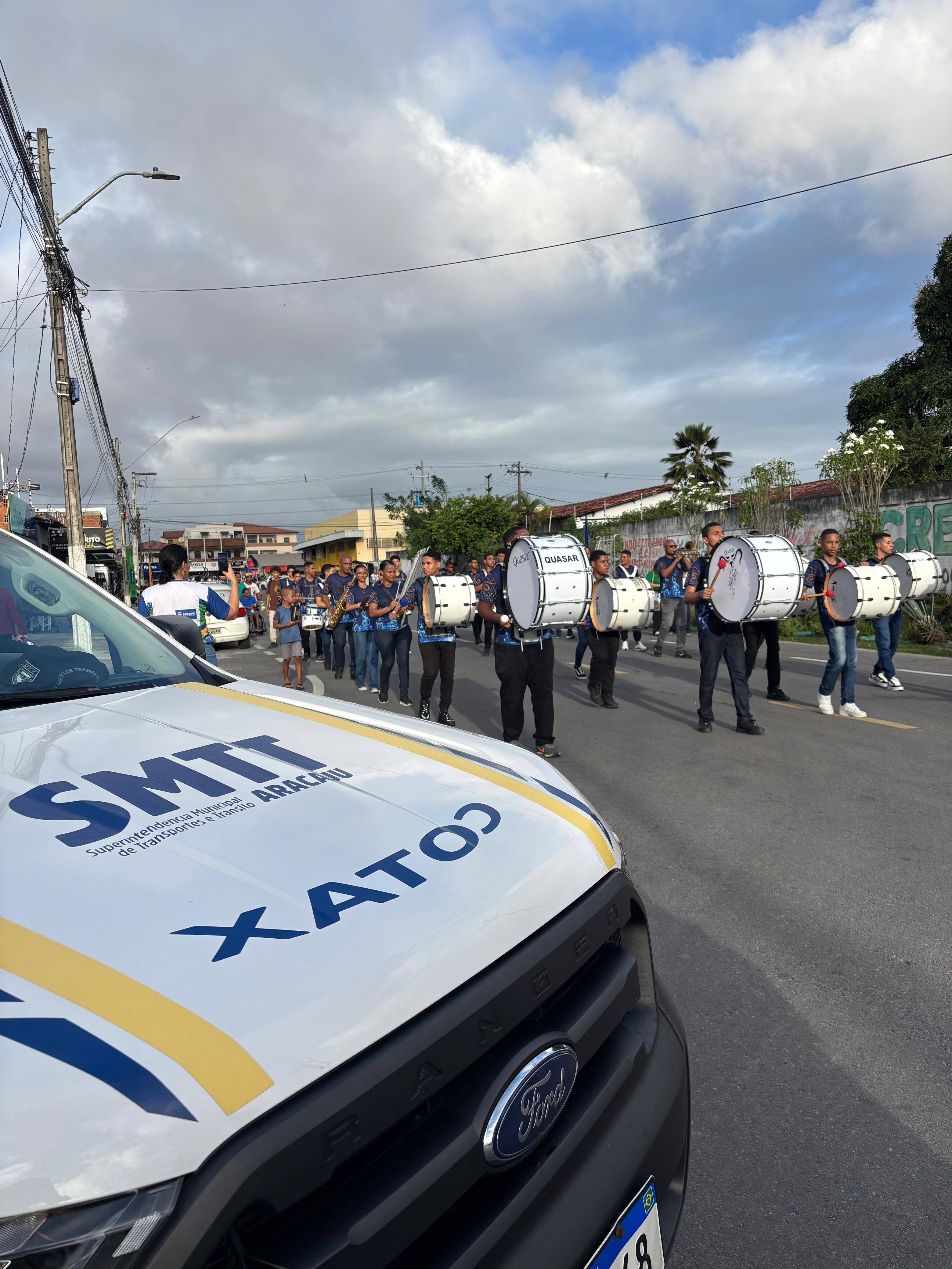SMTT reforça segurança viária durante ensaios para o 7 de Setembro no bairro Santos Dumont, nesta terça-feira, 12 - SMTT Aracaju